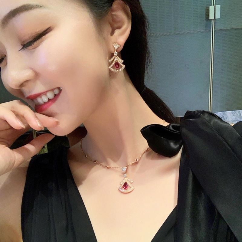 Bo*te*ga venenta necklaces